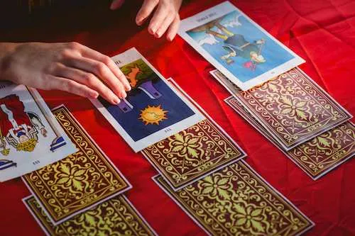 Tarotista haciendo una predicción del tarot